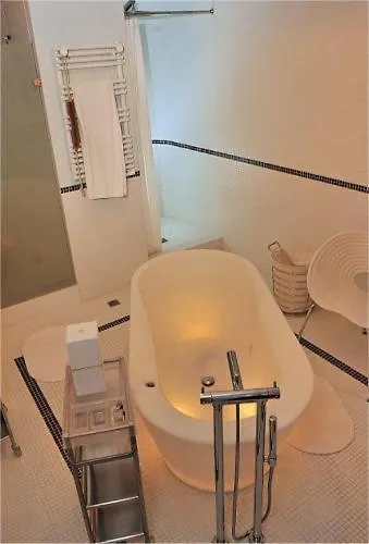B&B Maison Az Saint-Gilles 4*,